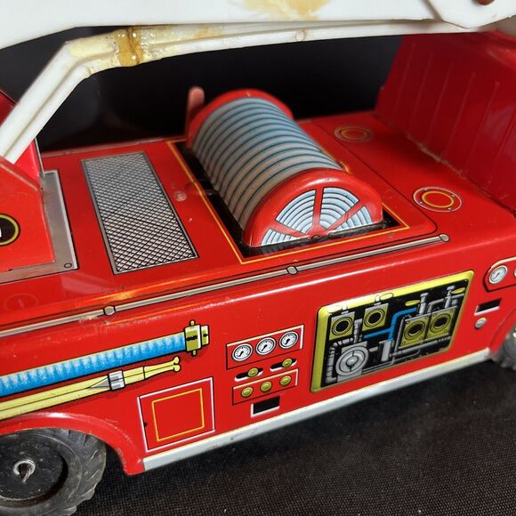 VTG Yonezawa Japan Tin Battery Operated Snorkle Fire Engine Truck Doesn’t Work - Picture 5 of 14